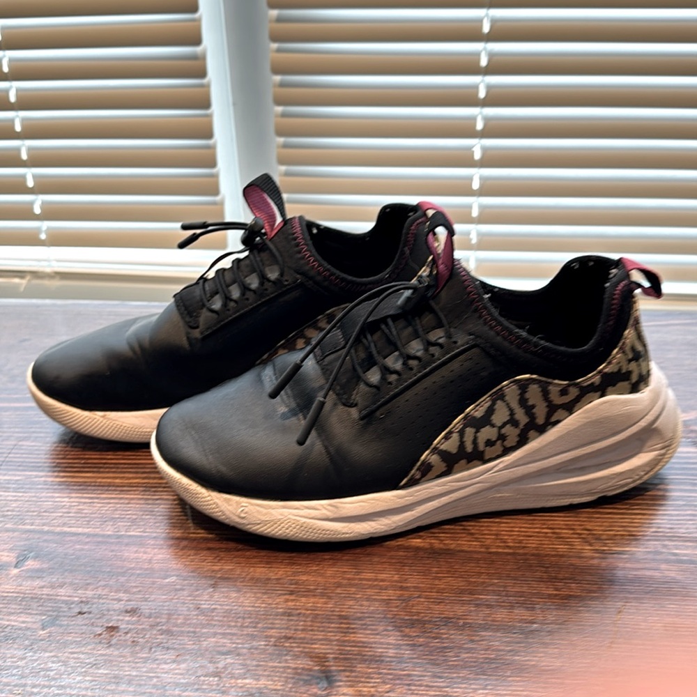 Clove Nurses Sneakers